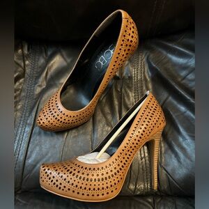 BCBG mahogany/bla, size 7, dress/business heels NWT